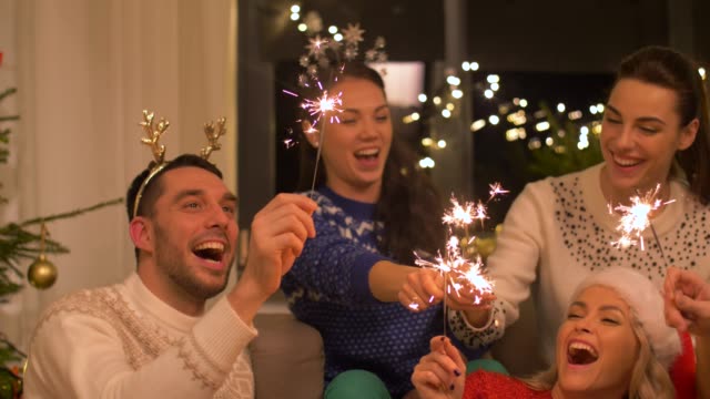 glückliche-Freunde-feiern-Weihnachten-zu-Hause-feiern