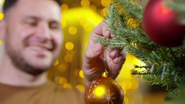 Fröhliche-Menschen-dekorieren-Weihnachtsbaum