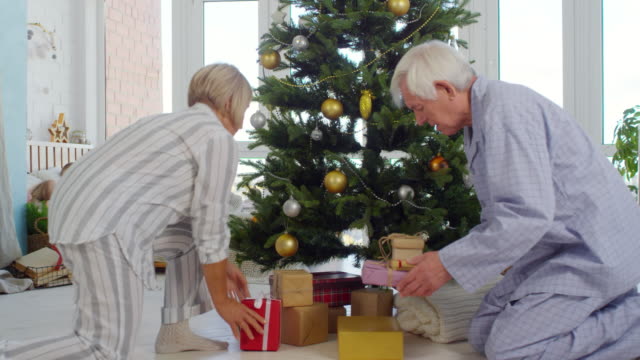 Abuelos-dejando-regalos-de-Navidad-para-niños