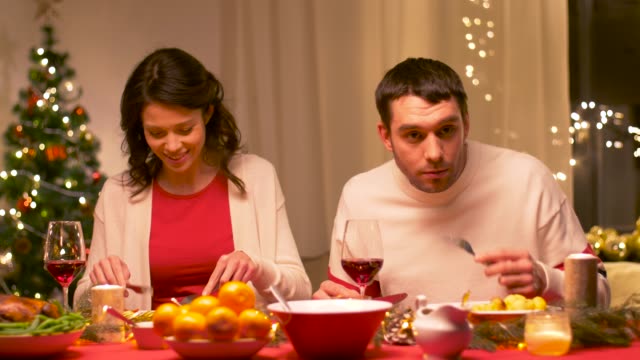 pareja-feliz-comiendo-en-la-cena-de-Navidad