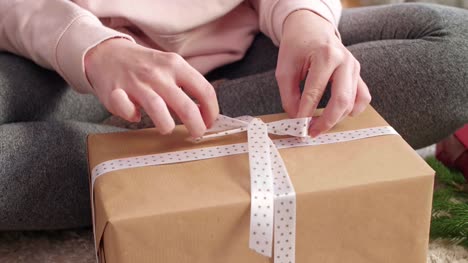 Frauenhand-Verpackung-Weihnachten-präsentiert