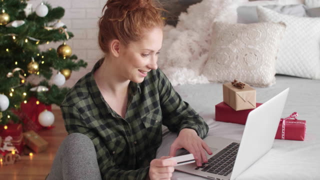 Mujer-utilizando-la-computadora-portátil-en-línea-de-las-compras