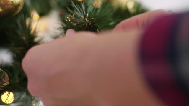 Frau-schmücken-den-Weihnachtsbaum
