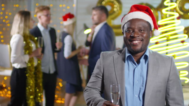 Schwarze-Geschäftsmann-posiert-auf-Silvesterparty