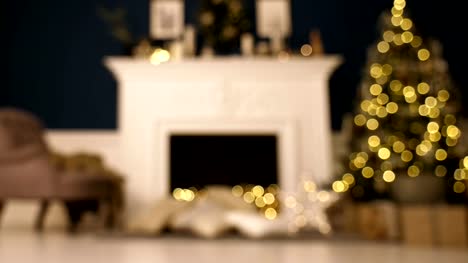 Sala-Casa-de-Navidad-con-árbol-y-alumbrado-festivo-bokeh,-borrosa-vacaciones-fondo