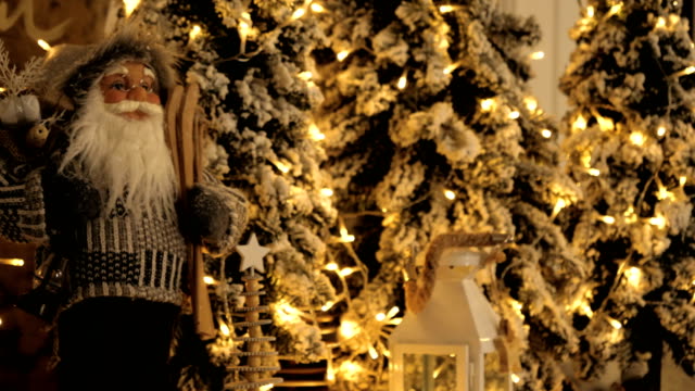 Decoración-de-Navidad-con-ramas-de-árbol-de-Navidad.-Concepto-de-vacaciones-de-invierno.-Estilo-retro.-Figura-de-Santa