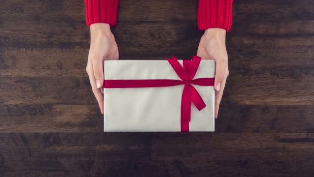 Vielzahl-von-bunten-Weihnachts-Geschenk-Boxen-in-Händen-von-Frau