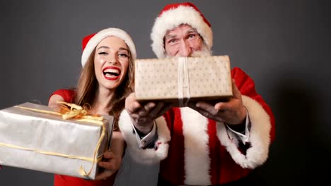 Santa-und-Helfer-geben-Weihnachtsgeschenke