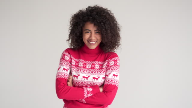 Glückliche-Frau-in-Christmas-sweater
