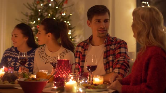 amigos-felizes-Navidad-cenando-en-casa