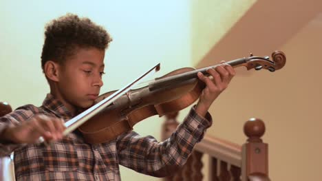 Lächelnd-Afro-Kind-spielt-Violine.