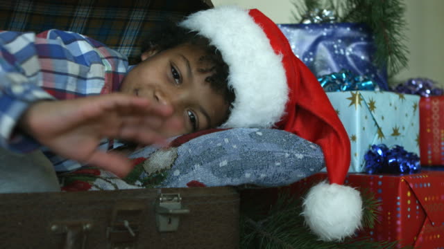 Junge-in-Santa-Hut-lächelnd.