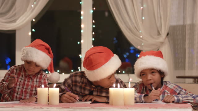 Boys-in-Santa-hats.