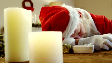 Santa-Claus-schlafen-am-Schreibtisch