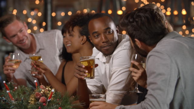 Hacer-un-brindis-en-una-fiesta-de-Navidad-en-un-bar-de-amigos
