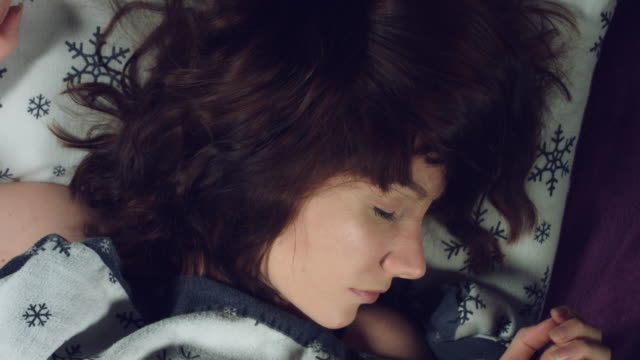 4k-Authentic-Shot-of-a-Girl-in-Bed-Sleeping,-dolly