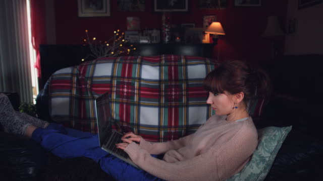4-k-authentische-Aufnahme-einer-Frau-auf-Laptop