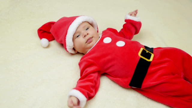 Niedlichen-kleinen-Jungen-liegen-tragen-Weihnachtsmann-Mütze.