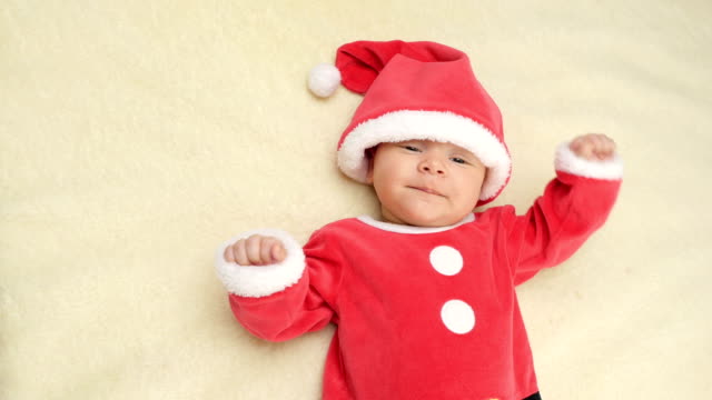 Niedlichen-kleinen-Jungen-liegen-tragen-Weihnachtsmann-Mütze.