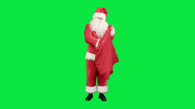 Real-Santa-Claus-llevando-gran-bolsa-llena-de-regalos-en-una-pantalla-verde-Chrome-Key