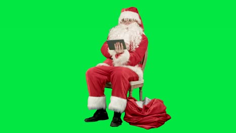 Santa-Claus-mit-Tablet-PC,-Internet-surfen-und-kommunizieren-in-sozialen-Medien-mit-Kindern-auf-einem-Green-Screen-Chrom-Schlüssel
