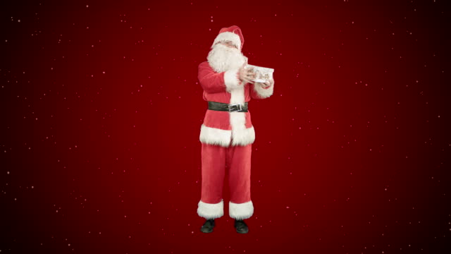 Feliz-Santa-Claus-llevando-regalos-sobre-fondo-rojo-con-nieve
