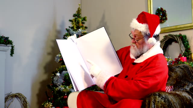 Santa-Claus,-der-ein-Buch-hält