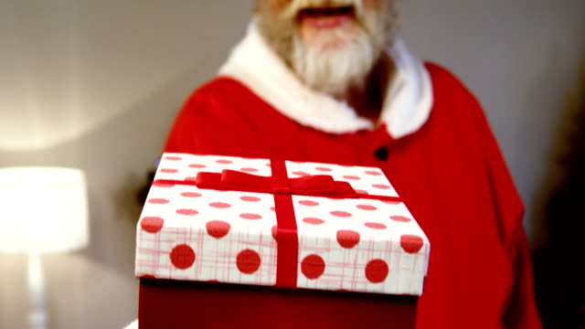 Porträt-von-Weihnachtsmann-mit-Geschenk-box