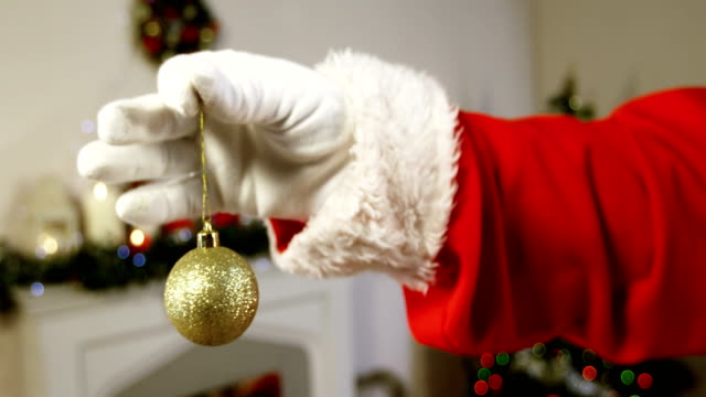 Santa-Claus-holding-Weihnachtskugel-Christbaumkugel