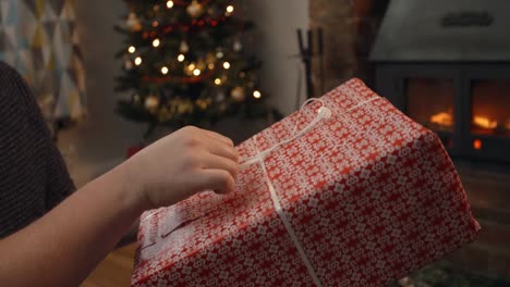 Paar-Austausch-von-Geschenken-im-Zimmer-für-Weihnachten-dekoriert