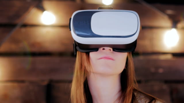 Junge-Frau-mit-Virtual-Reality-Brille