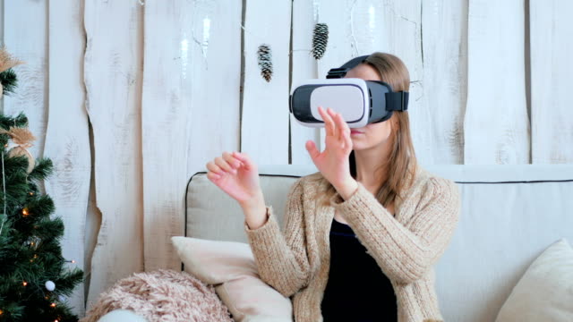 Frau-mit-virtual-Reality-Brille