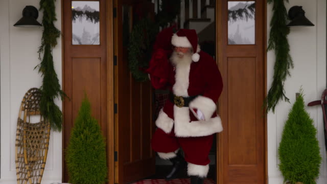 Santa-Claus-kommt-aus-Haus