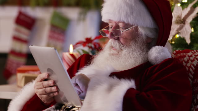Santa-Claus-mit-digitalen-tablet