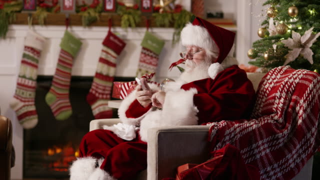 Santa-Claus-using-phone