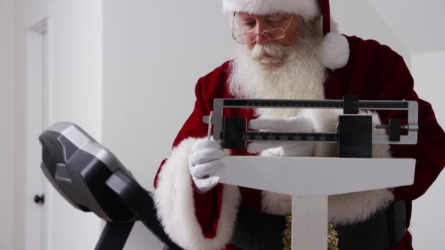 Santa-Claus-aufgeregt-um-Gewicht-auf-der-Waage-zu-sehen