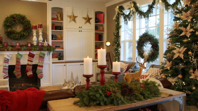 Innenaufnahme-von-zu-Hause-für-Weihnachten-dekoriert