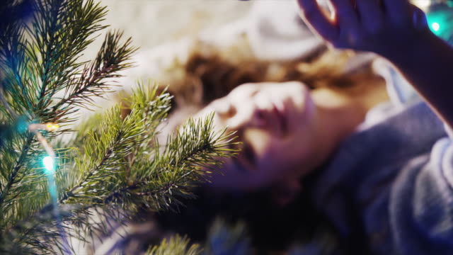 mujer-decorar-árbol-de-Navidad