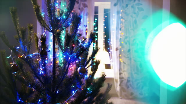 mujer-decorar-árbol-de-Navidad