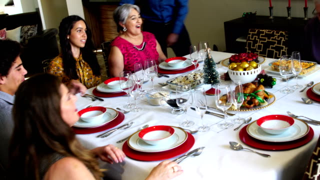 Brasilianischen-Familie-feiert-Weihnachten-Abendessen