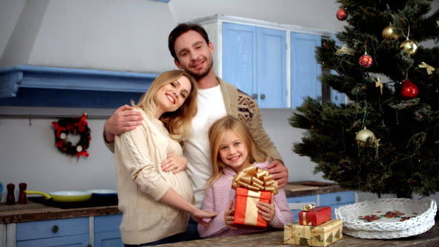 Familia-celebrando-Navidad-y-año-nuevo