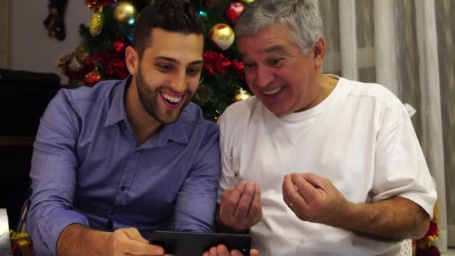 Vater-und-Sohn-mit-einem-Video-Chat-am-Weihnachtstag
