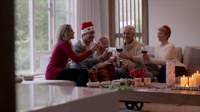 Feliz-familia-brindando-con-vino-en-la-víspera-de-Navidad