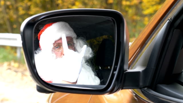 Santa-Claus-mostrando-signo-de-roca-en-espejo.-50-fps