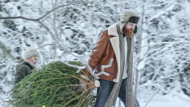 Mann-und-der-junge-trägt-Christmas-Tree-Home