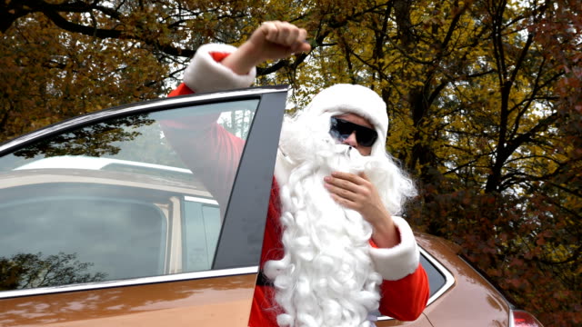 Santa-Claus-en-gafas-de-sol-fumando-al-lado-del-coche-fps-50