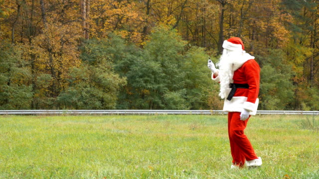 Santa-Claus-versucht,-ein-mobiles-Netz-fangen-signal-50-fps