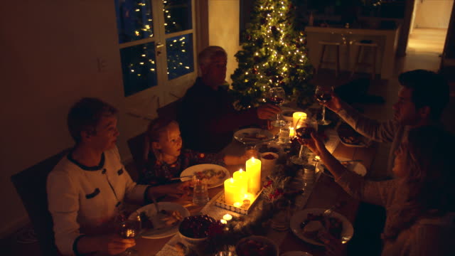 Familie-Weintrinken-auf-Thanksgiving-Dinner-zu-Hause