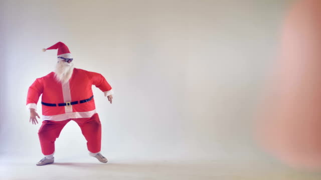 Lustige-dicke-Weihnachtsmann-tanzen-auf-einem-weißen-Hintergrund.-4K.