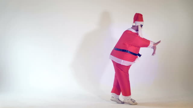 Lustige-Weihnachtsmann-lustig-tanzen-Tanz-bewegt-sich-auf-einem-weißen-Hintergrund.-4K.